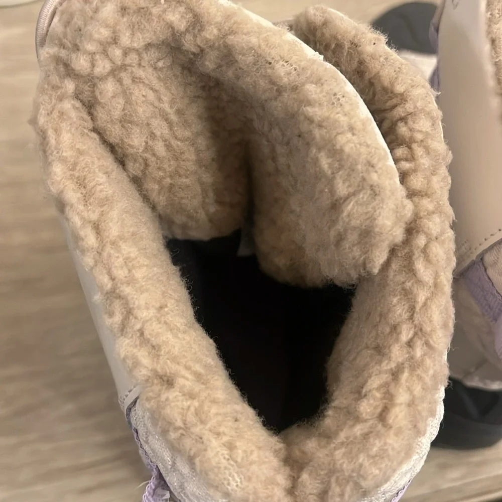 Size 6 Woman’s Columbia snow boot. Like new. Off white and lavender trim. Toggle